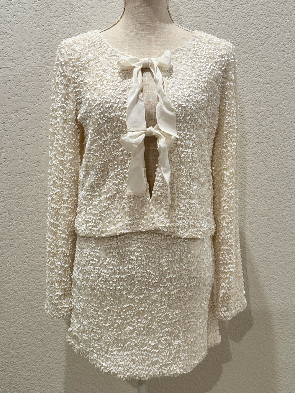 EVOLUTIONARY Cream Sequins Textured Two-Piece Set with Tie Front. Size L